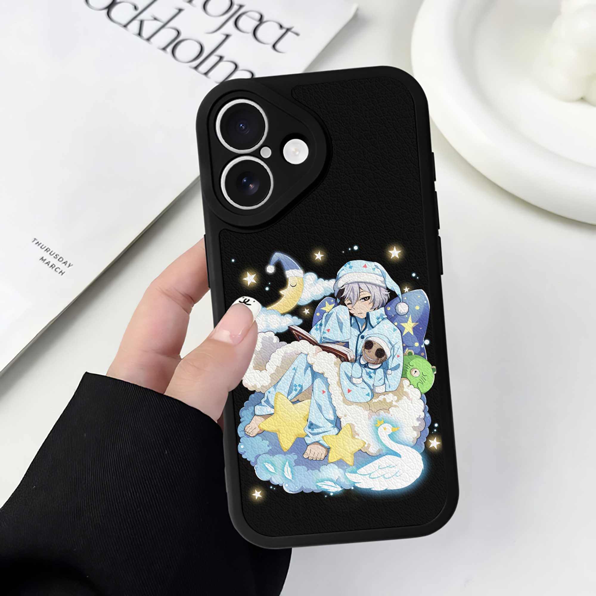 （画像用） 文豪ストレイドッグス Bungo Stray Dogs 【iPhone 16シリーズ対応】シリコンスマホケース（レザー調） 材質：シリコン
